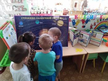 "Космос-это интересно". Фотообзор "Космической недели" в детском саду.